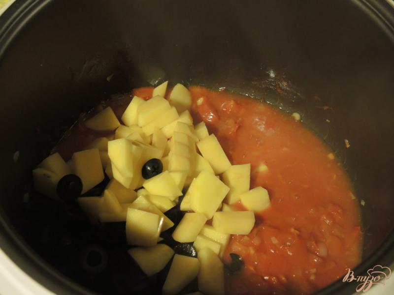 Фото приготовление рецепта: Томатный суп с треской в мультиварке шаг №6