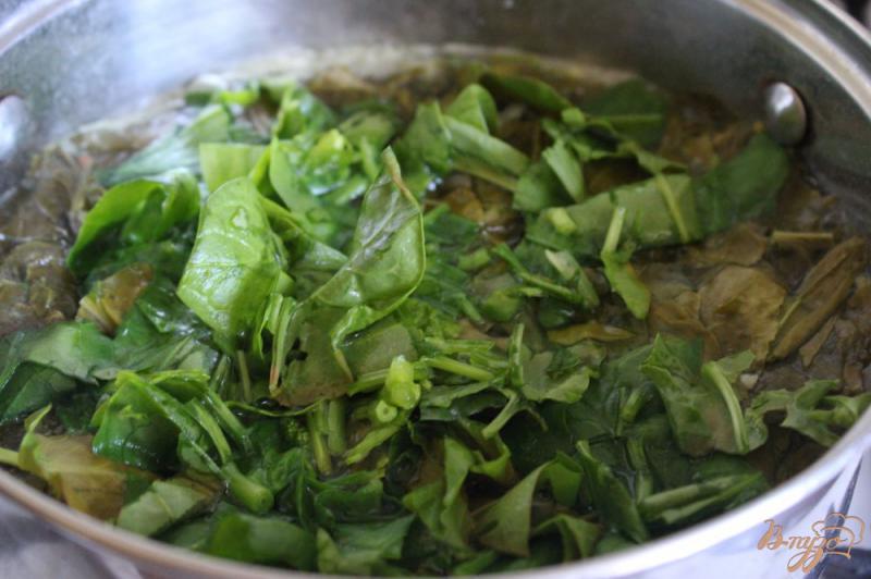 Фото приготовление рецепта: Суп-пюре со щавелем и шпинатом шаг №4
