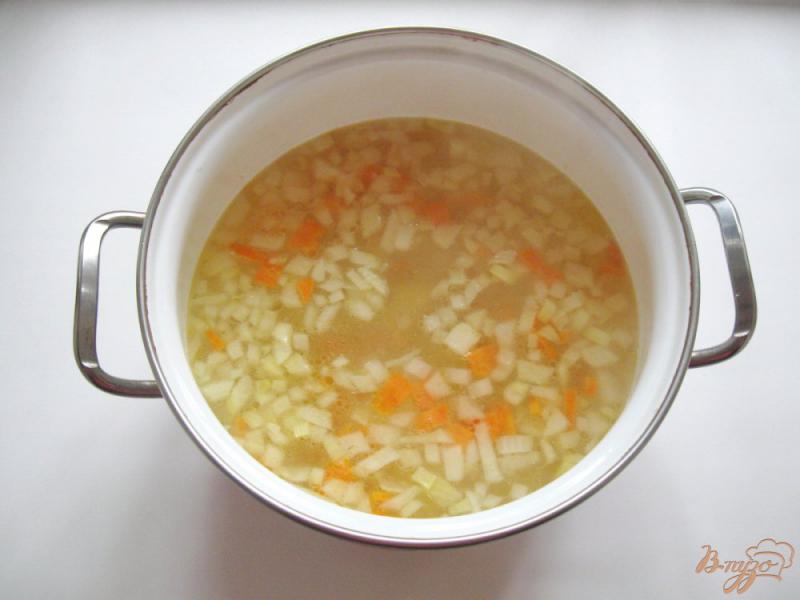 Фото приготовление рецепта: Суп с лапшой и вешенками шаг №3