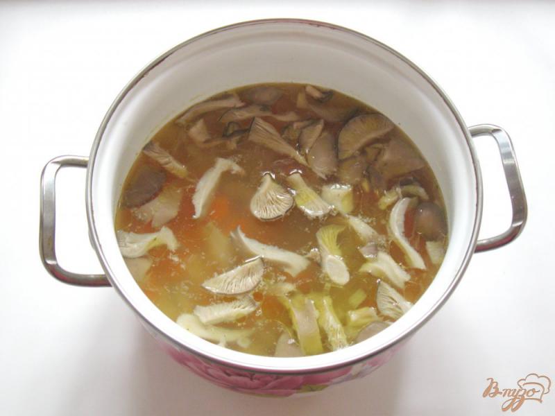 Фото приготовление рецепта: Суп с лапшой и вешенками шаг №5