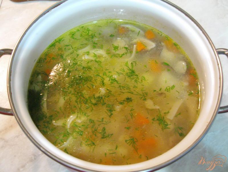 Фото приготовление рецепта: Суп с лапшой и вешенками шаг №7
