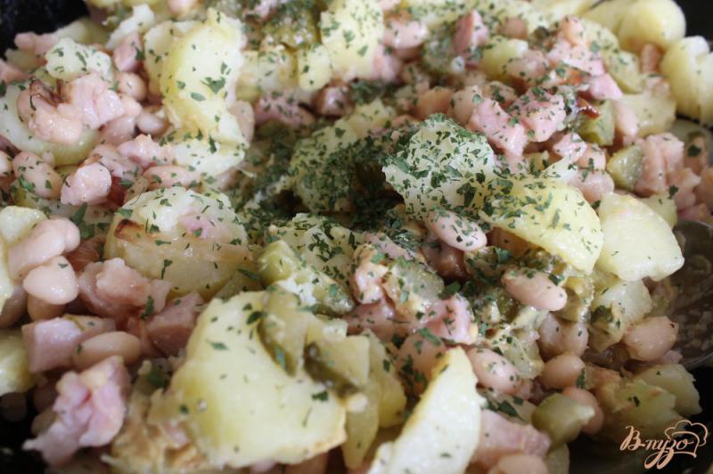 Фото приготовление рецепта: Горячий салат из молодого картофеля с ветчиной и фасолью шаг №5