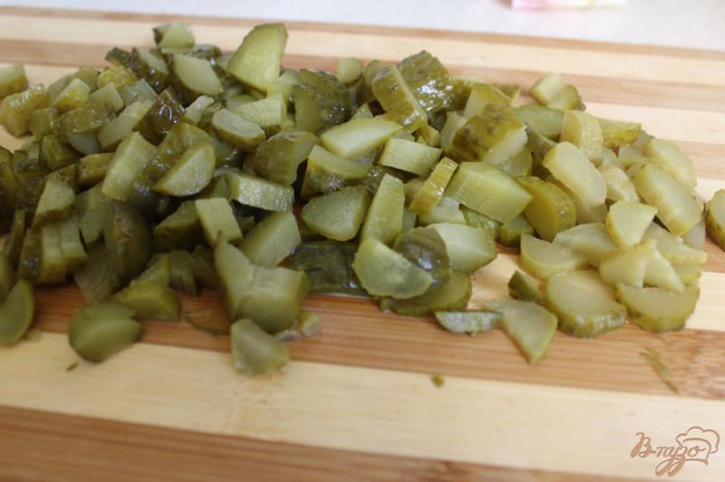 Фото приготовление рецепта: Горячий салат из молодого картофеля с ветчиной и фасолью шаг №4