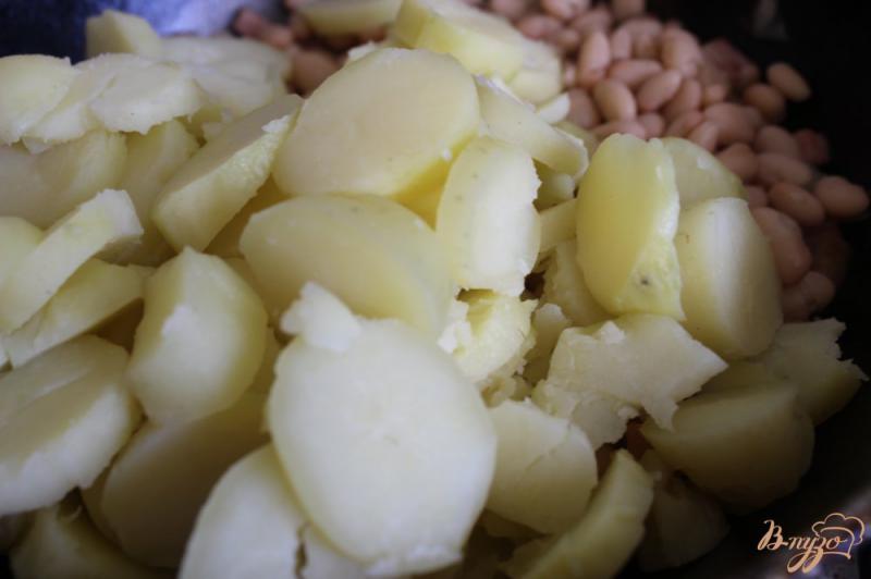 Фото приготовление рецепта: Горячий салат из молодого картофеля с ветчиной и фасолью шаг №3
