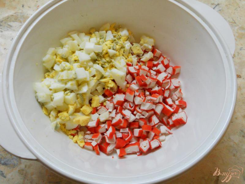 Фото приготовление рецепта: Крабовый салат с маринованным огурцом шаг №1