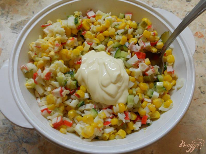 Фото приготовление рецепта: Крабовый салат с маринованным огурцом шаг №4