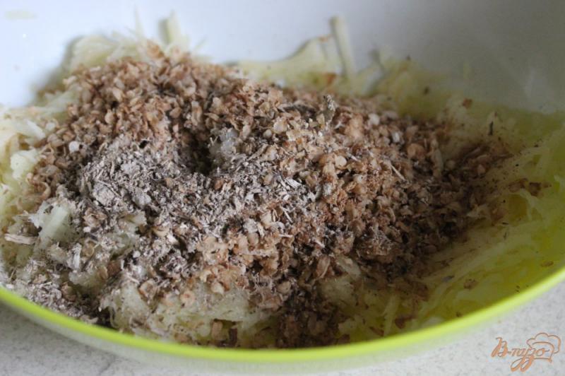Фото приготовление рецепта: Картофельно-гречневые котлетки с грибами шаг №3