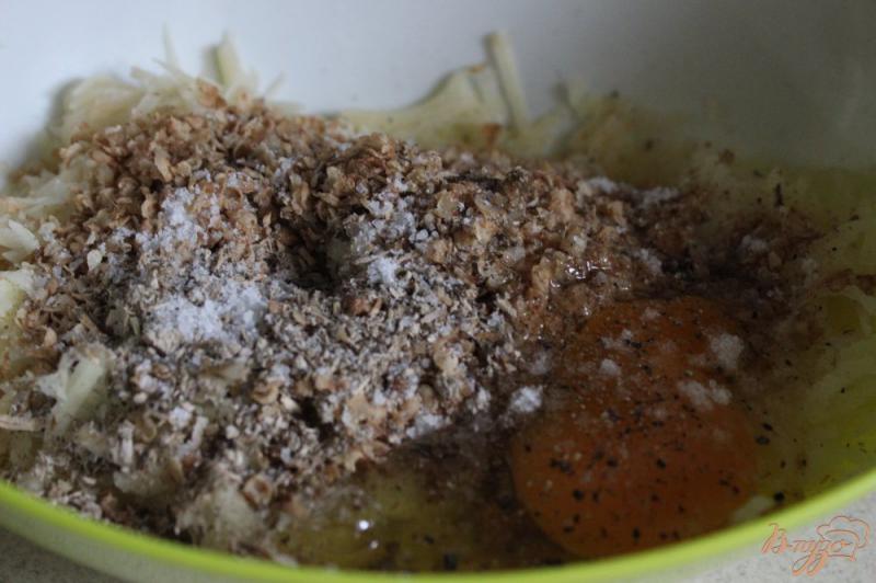 Фото приготовление рецепта: Картофельно-гречневые котлетки с грибами шаг №4