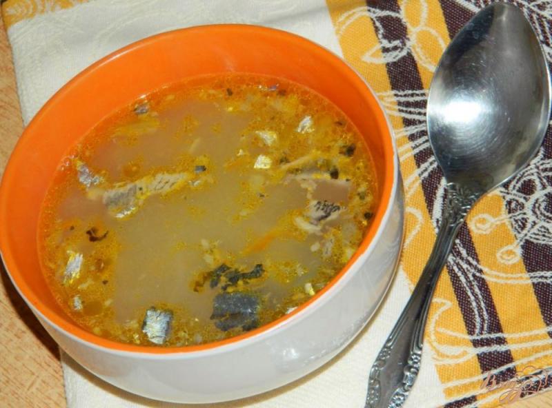 Фото приготовление рецепта: Рыбный суп из консервы шаг №6