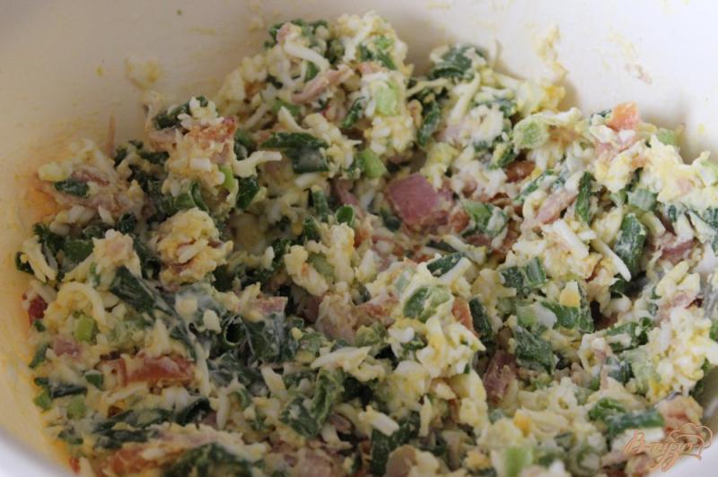Фото приготовление рецепта: Жареные пирожки с яйцом, зеленым луком и копченой курицей шаг №2