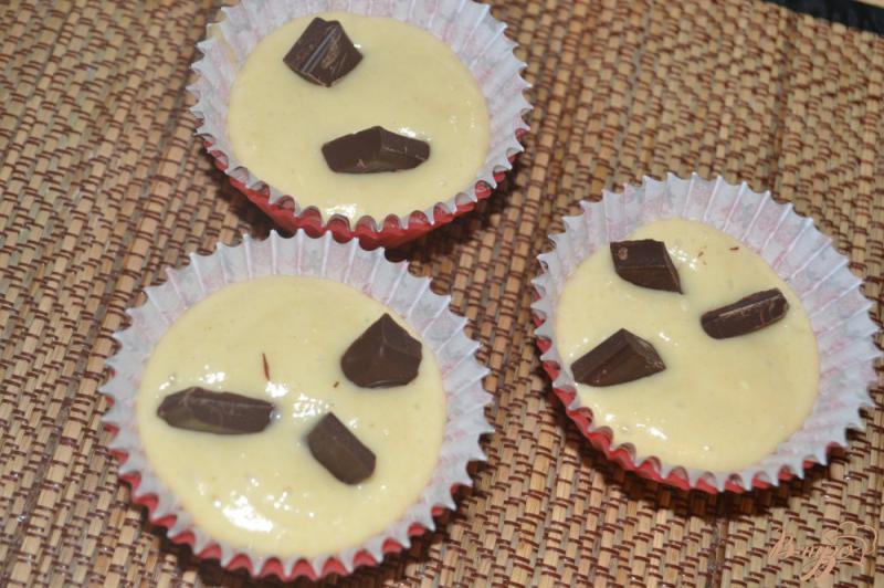 Фото приготовление рецепта: Шоколадно-ореховые маффины в мультиварке шаг №3