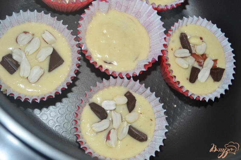 Фото приготовление рецепта: Шоколадно-ореховые маффины в мультиварке шаг №4