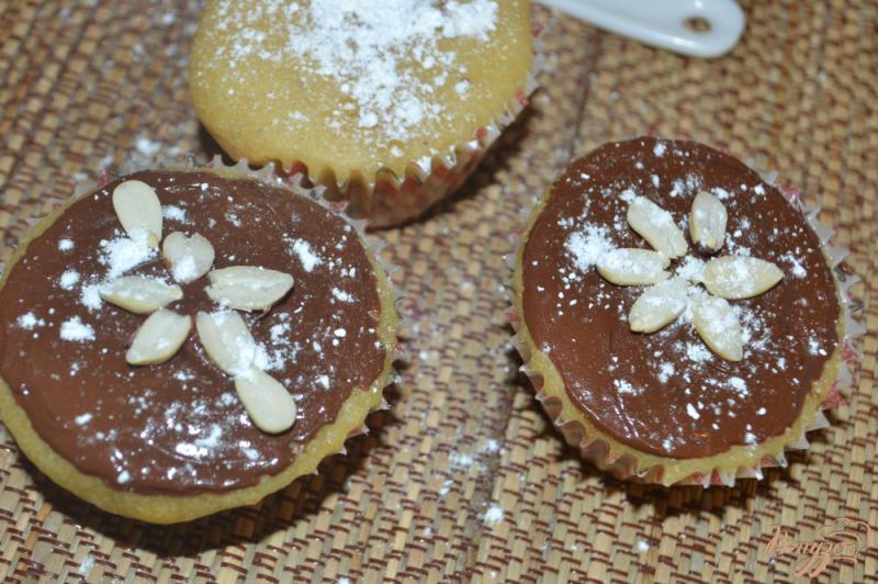 Фото приготовление рецепта: Шоколадно-ореховые маффины в мультиварке шаг №5
