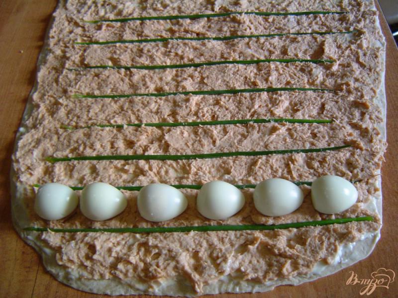 Фото приготовление рецепта: Куриный рулет в лаваше с перепелиными яйцами шаг №6