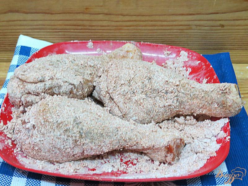 Фото приготовление рецепта: Жареные куриные голени в хрустящей панировке шаг №4