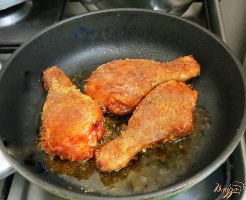 Фото приготовление рецепта: Жареные куриные голени в хрустящей панировке шаг №5