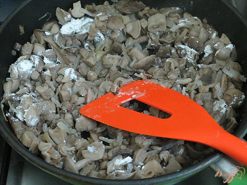 Фото приготовление рецепта: Вешенки в сметанно-шпинатном соусе шаг №6