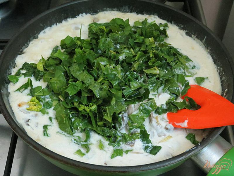 Фото приготовление рецепта: Вешенки в сметанно-шпинатном соусе шаг №10