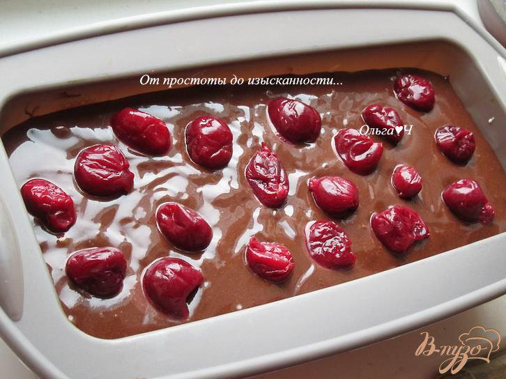 Фото приготовление рецепта: Шоколадно-творожный кекс с вишней  и апельсиновой цедрой шаг №7