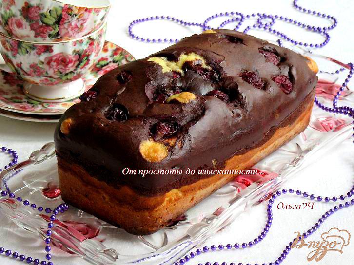 Фото приготовление рецепта: Шоколадно-творожный кекс с вишней  и апельсиновой цедрой шаг №8