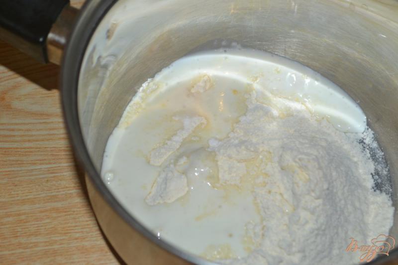 Фото приготовление рецепта: Клубничные кексы на кефире в мультиварке шаг №2