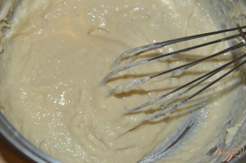 Фото приготовление рецепта: Клубничные кексы на кефире в мультиварке шаг №3