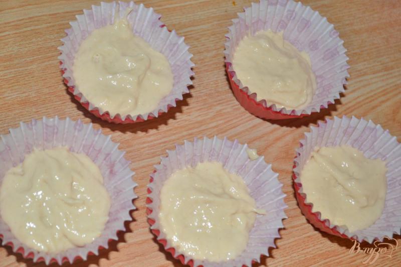 Фото приготовление рецепта: Клубничные кексы на кефире в мультиварке шаг №4