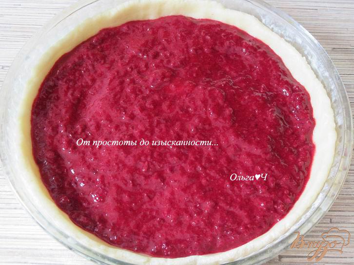 Фото приготовление рецепта: Бруснично-вишневый пирог шаг №7