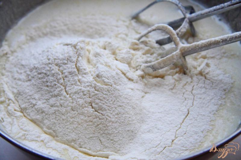 Фото приготовление рецепта: Медовый пирог на кефире шаг №4