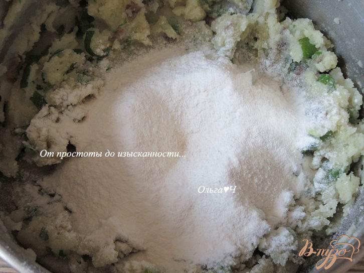 Фото приготовление рецепта: Финские картофельные лепешки с грибами и зеленым луком шаг №3