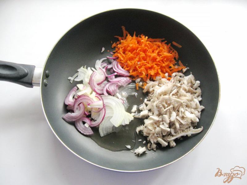 Фото приготовление рецепта: Запеканка из макарон с мясом и грибами шаг №4