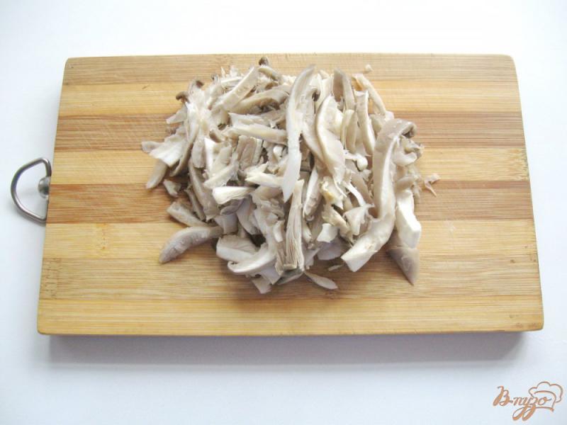 Фото приготовление рецепта: Тушеная капуста с грибами и маринованными огурцами шаг №3