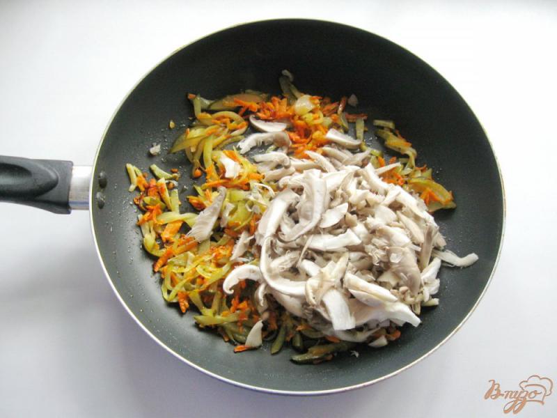 Фото приготовление рецепта: Тушеная капуста с грибами и маринованными огурцами шаг №7