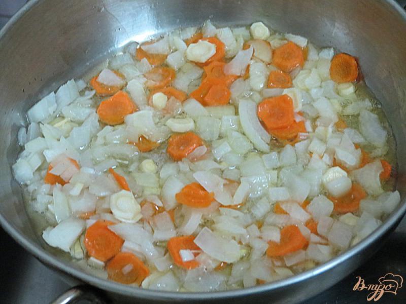 Фото приготовление рецепта: Суп с лесными вешенками и шпинатом. шаг №5
