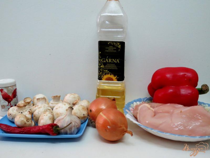 Фото приготовление рецепта: Куриное филе с грибами и перцем шаг №1