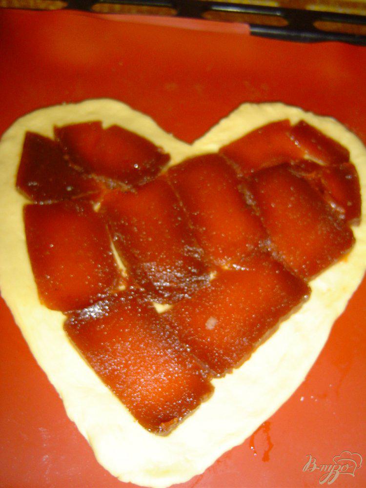 Фото приготовление рецепта: Пирог с прессованным яблочным повидлом «Сердечный » шаг №9