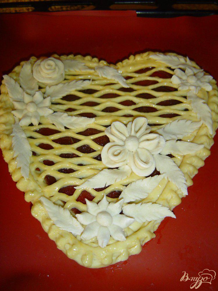 Фото приготовление рецепта: Пирог с прессованным яблочным повидлом «Сердечный » шаг №11