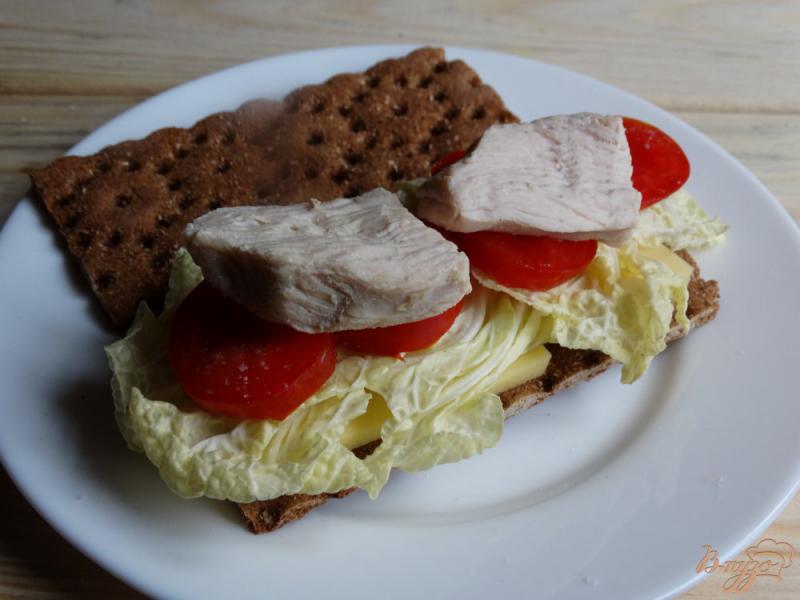 Фото приготовление рецепта: Сэндвич с индейкой сыром и пекинской капустой шаг №6
