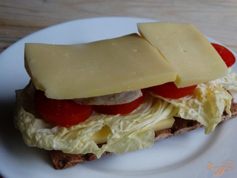 Фото приготовление рецепта: Сэндвич с индейкой сыром и пекинской капустой шаг №7