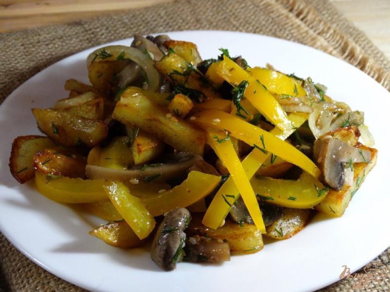 Фото приготовление рецепта: Салат с жареным картофелем, шампиньонами, перцем шаг №7