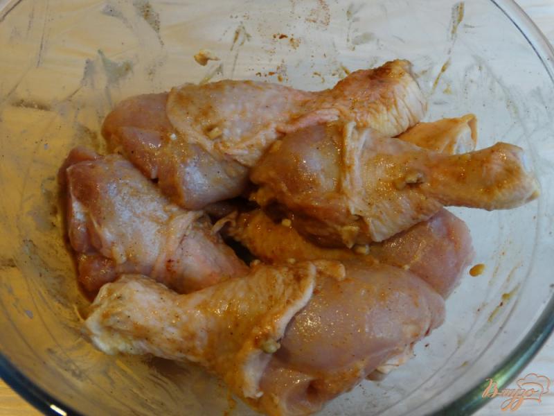 Фото приготовление рецепта: Куриные голени в горчично-чесночном маринаде шаг №3