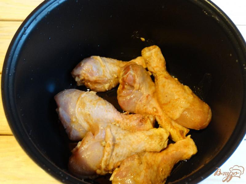 Фото приготовление рецепта: Куриные голени в горчично-чесночном маринаде шаг №4
