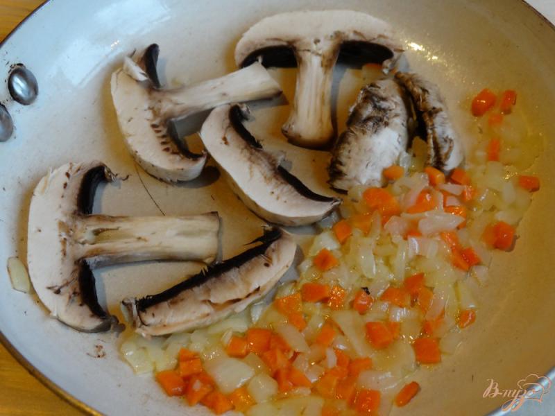 Фото приготовление рецепта: Омлет с черным рисом и грибной начинкой шаг №2