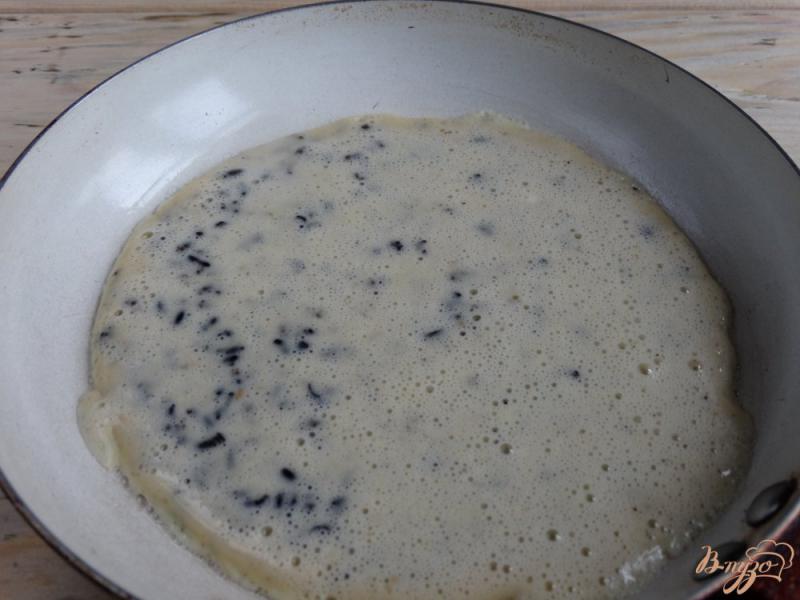 Фото приготовление рецепта: Омлет с черным рисом и грибной начинкой шаг №4