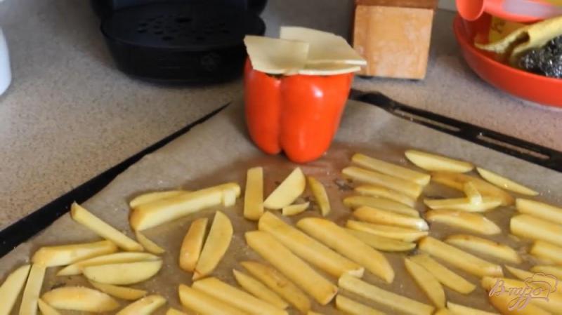 Фото приготовление рецепта: Фаршированный перец с картофелем фри шаг №3