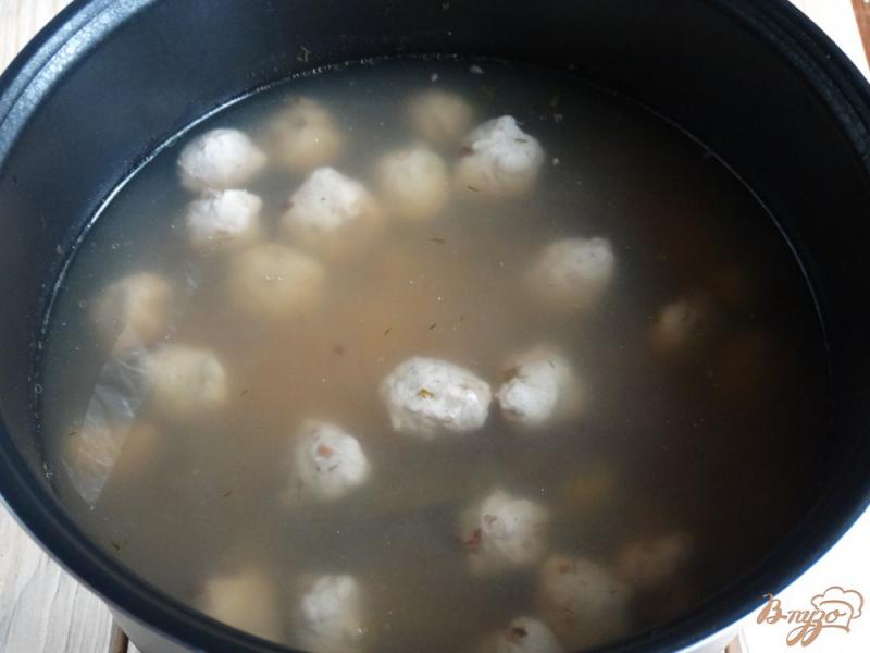 Фото приготовление рецепта: Гречневый суп с куриными фрикадельками шаг №7