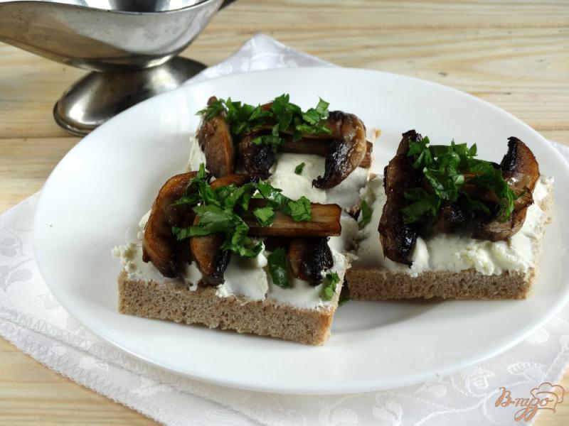 Фото приготовление рецепта: Бутерброды с творожным сыром и грибами шаг №5
