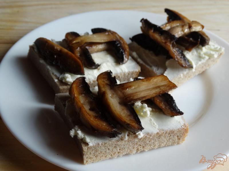 Фото приготовление рецепта: Бутерброды с творожным сыром и грибами шаг №4