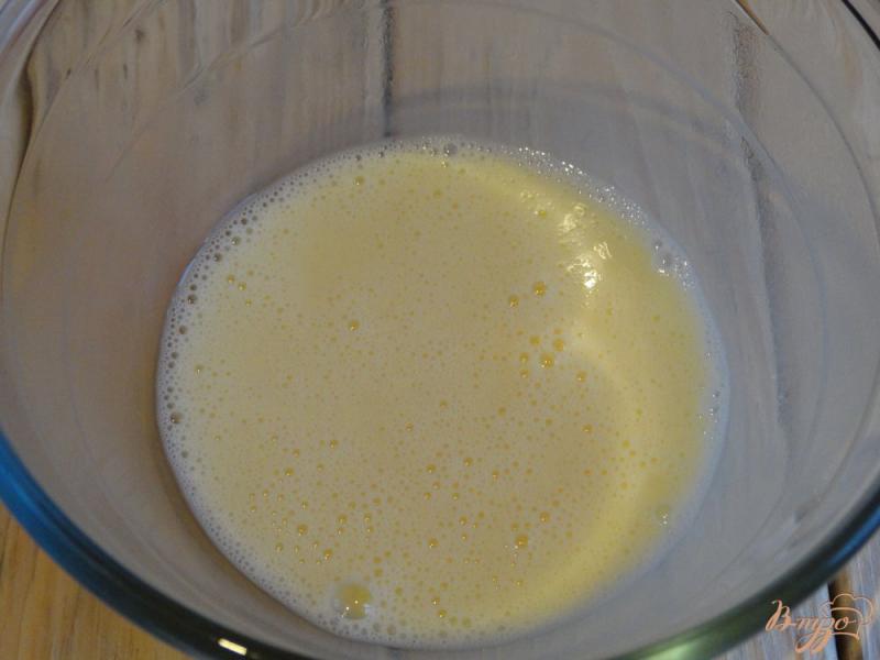 Фото приготовление рецепта: Яичный скрэмбл с фаршем и горошком шаг №2