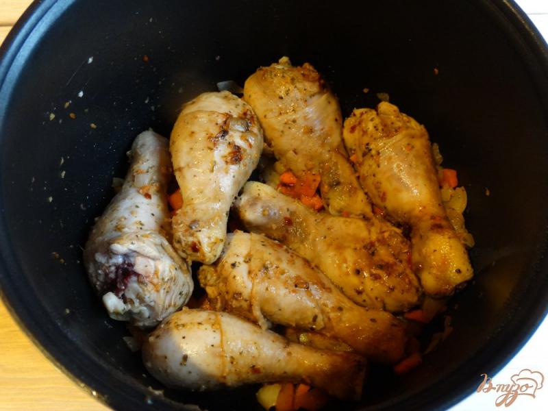 Фото приготовление рецепта: Куриные голени с картофелем и грибами в мультиварке шаг №2